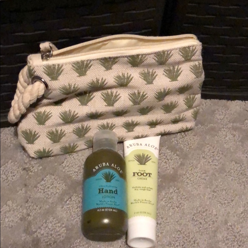 Aruba aloe and makeup case